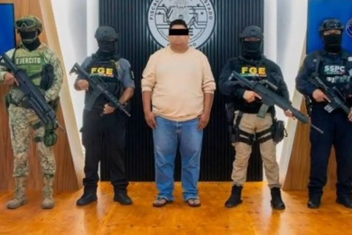 Ángel N custodiado por elementos policiacos Foto: X(Twitter) @OHarfuch