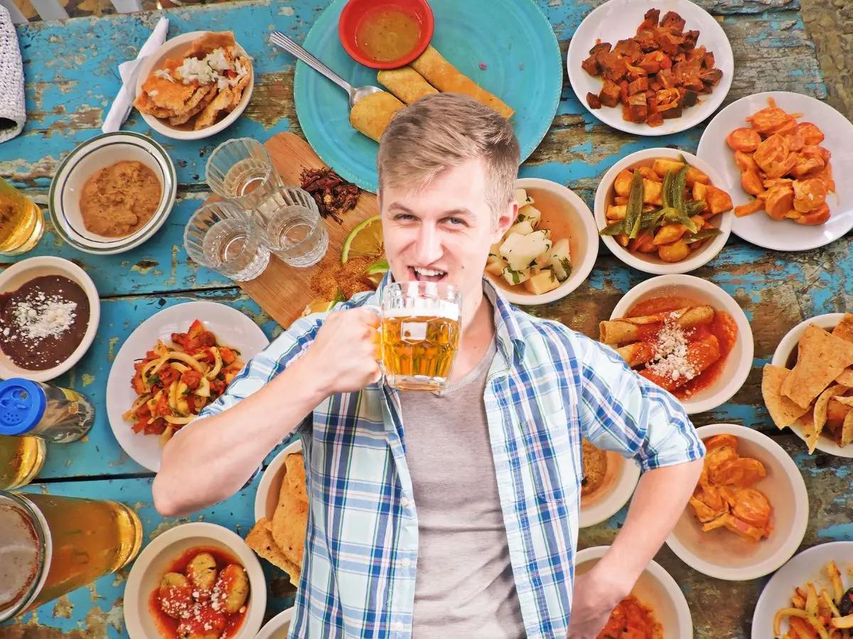 Las botanas son importantes para abrir el apetito y las yucatecas deleitan el paladar y qué mejor que disfrutarlas con una cerveza bien fría.- Fuente Yucatán al Momento y Canva