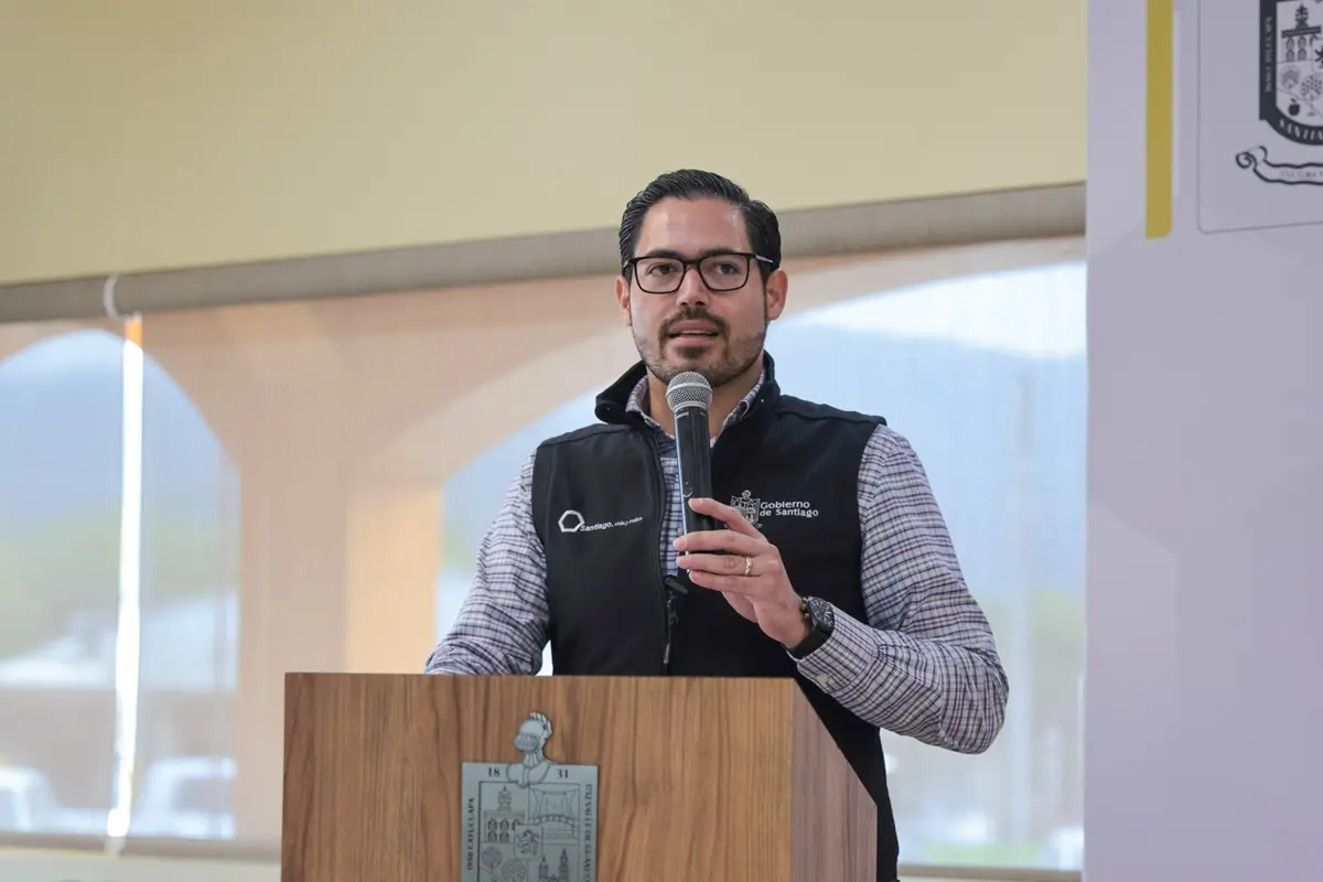 El alcalde de Santiago, David de la Peña, entregó reconocimientos e incentivos económicos a 31 elementos de la Secretaría de Seguridad Pública y Vialidad municipal, entre ellos a monitoristas. Foto: Gobierno de Santiago