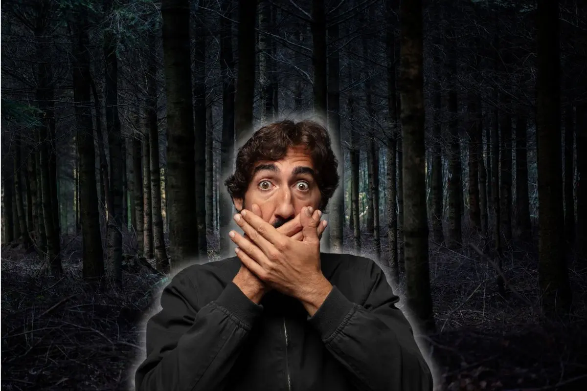 Hombre tapándose la boca con las manos y detrás un bosque Foto: Canva