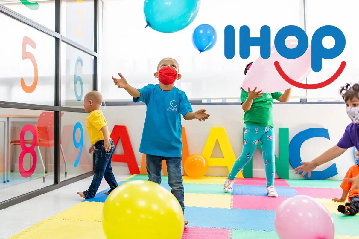 Niños con cáncer jugando con globos.    Foto: AMANC | Canva