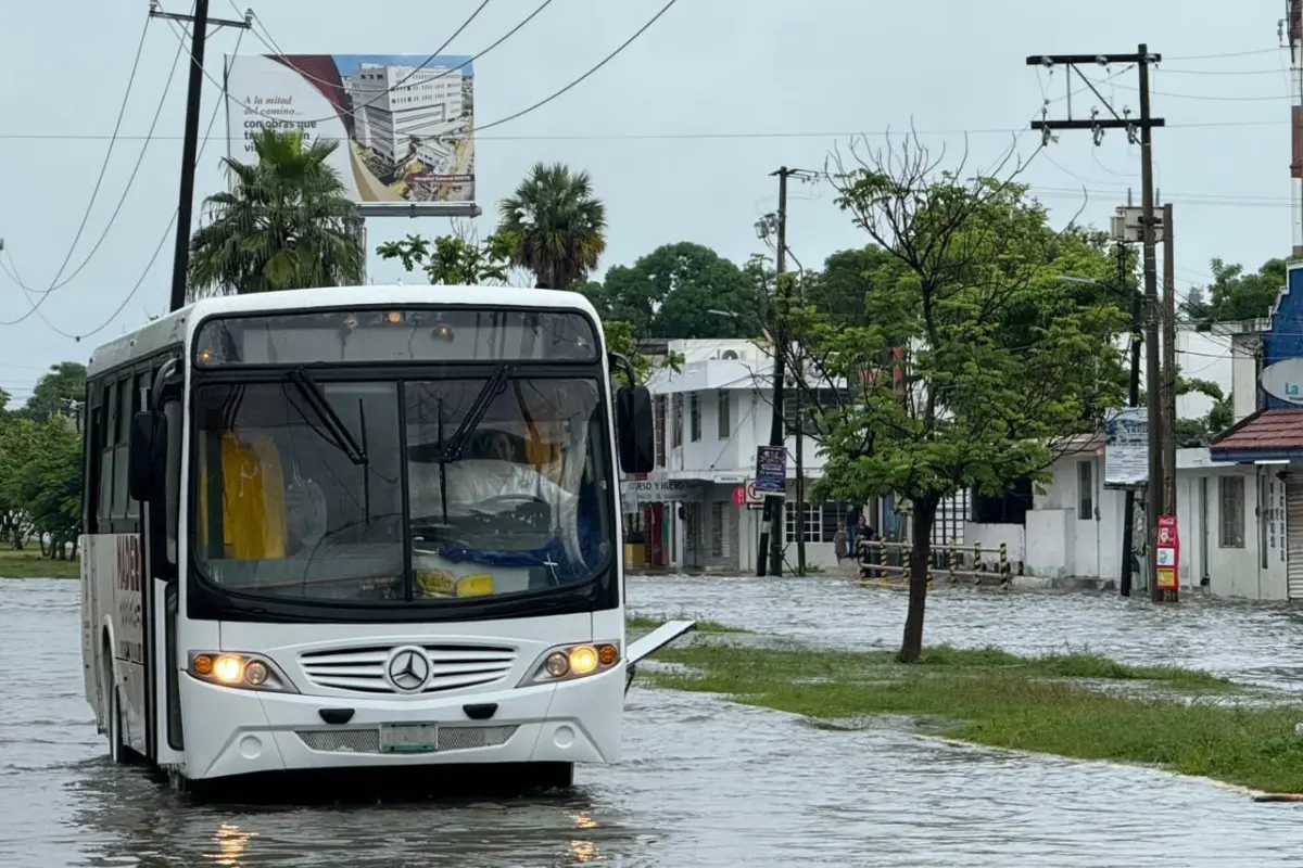 Más de cinco pulgadas de lluvia en menos de 24 horas provocaron anegaciones en Ciudad Madero; autoridades atienden zonas críticas y reportan daños mínimos a viviendas. Foto: Protección Civil
