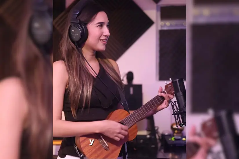 Junto a su ukulele Katalyna Méndez interpreta la canción 