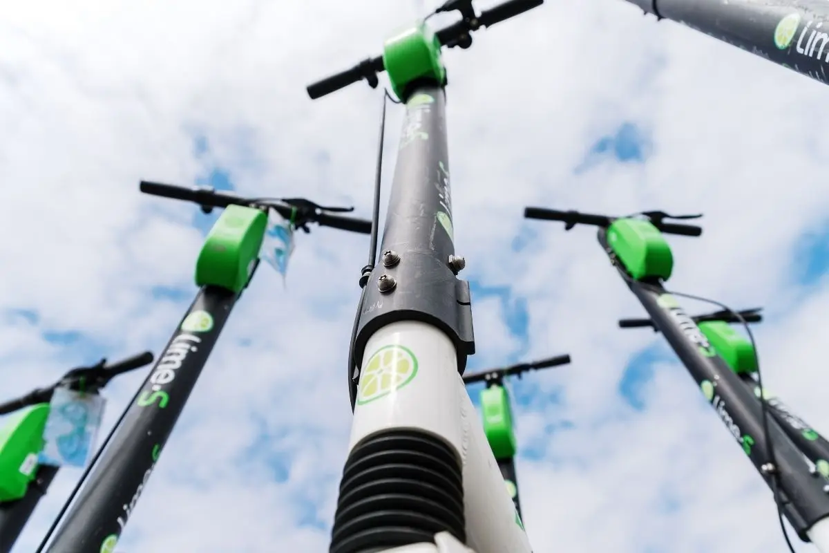 Las bicicletas electrónicas y scooters de la empresa Lime son una opción de micromovilidad de cara al Mundial 2026 en Nuevo León. Foto: Canva