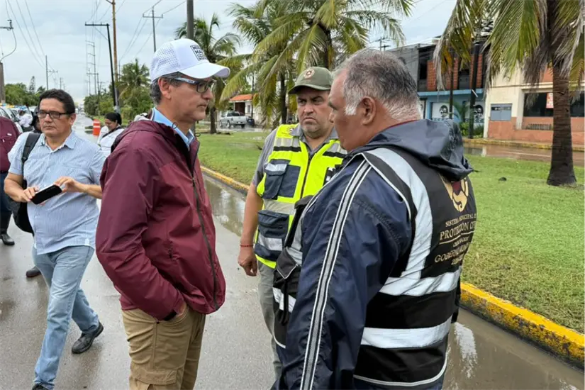 El alcalde de Madero, Erasmo González, y otras autoridades locales recorrieron las zonas afectadas por inundaciones. Foto: Axel Hassel