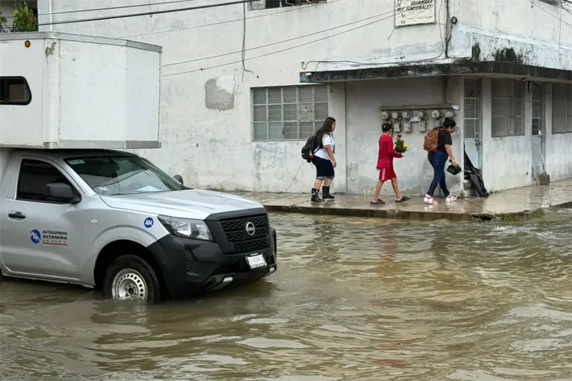 El temporal causó inundaciones y complicaciones en la movilidad vehicular.  Foto: Axel Hassel