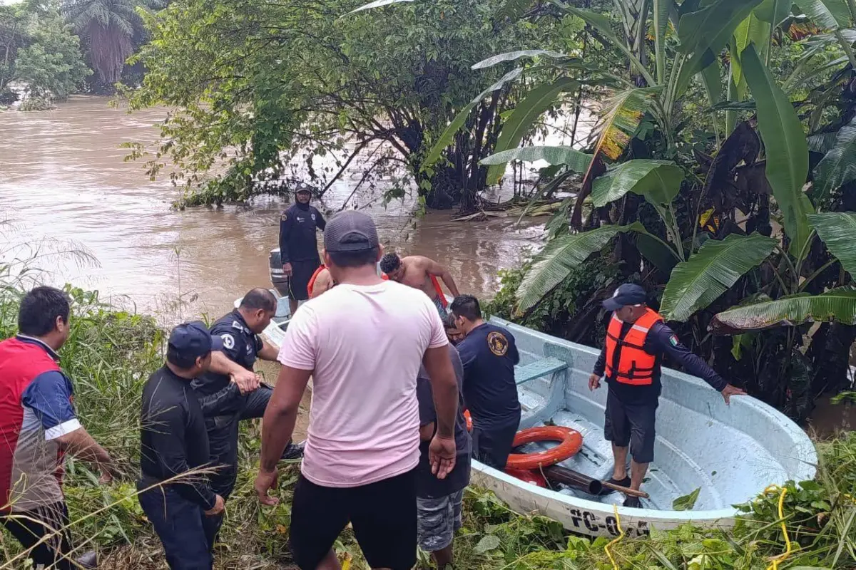 Rescates tras desbordamiento del río Cazones Foto: Secretaría De Protección Civil Del Estado de Veracruz