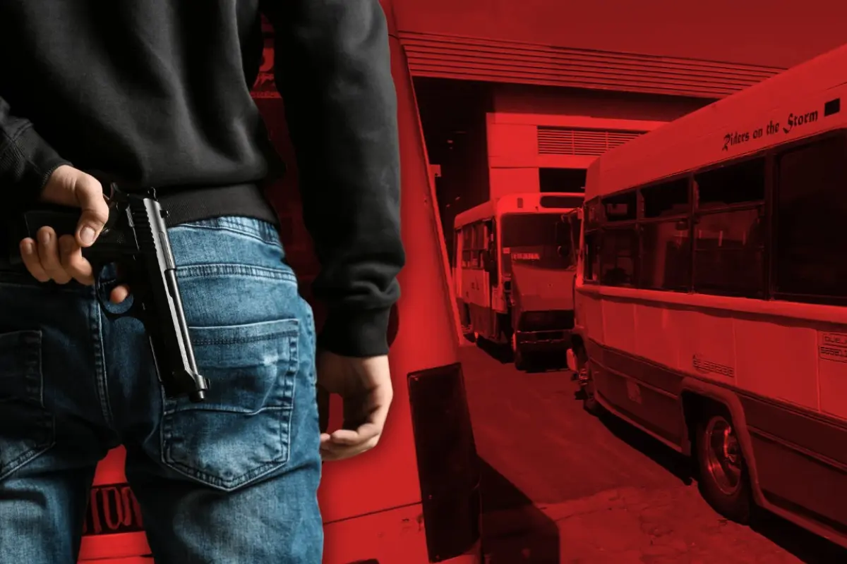 Hombre con arma frente a transporte público. Foto: @LaSEMOVI | Canva