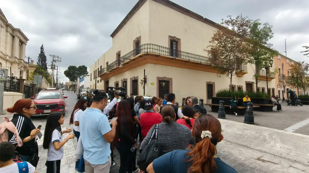 Padres bloquean calle Hidalgo en Saltillo por cierre de kínder Apolonio M. Avilés