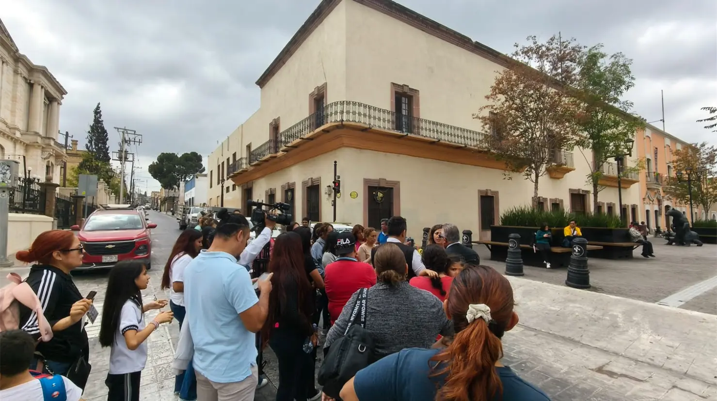 Padres de familia bloquearon la calle Hidalgo en el Centro de Saltillo. (Fotografía: Marco Juárez)