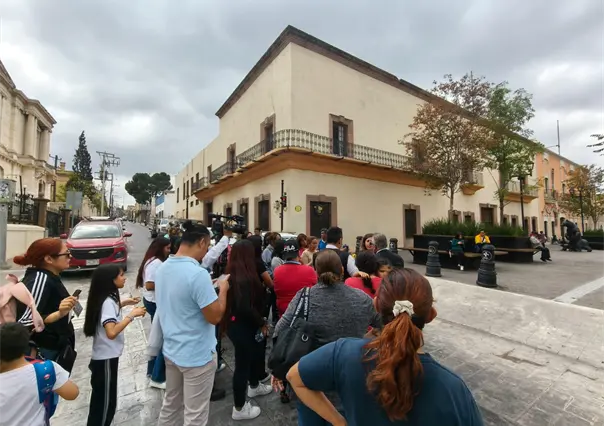 Padres bloquean calle Hidalgo en Saltillo por cierre de kínder Apolonio M. Avilés