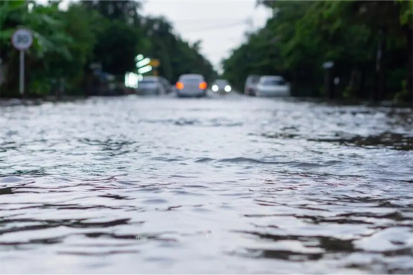 Ante el pronóstico de lluvias para el fin de semana, Protección Civil advierte sobre el riesgo de inundaciones en zonas urbanas y cauces naturales. Foto: Freepik 