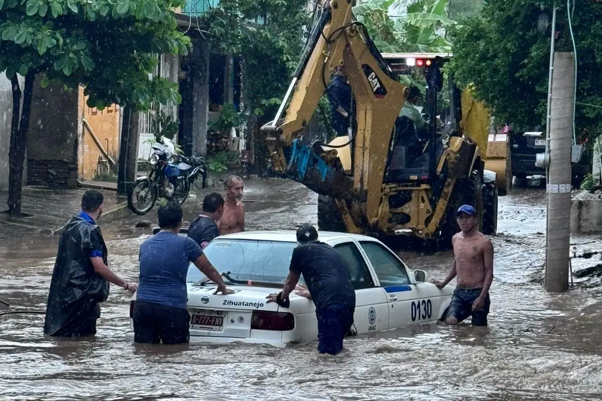 Anegación en Zihuatanejo por Raymond. Foto: X (@EvelynSalgadoP)