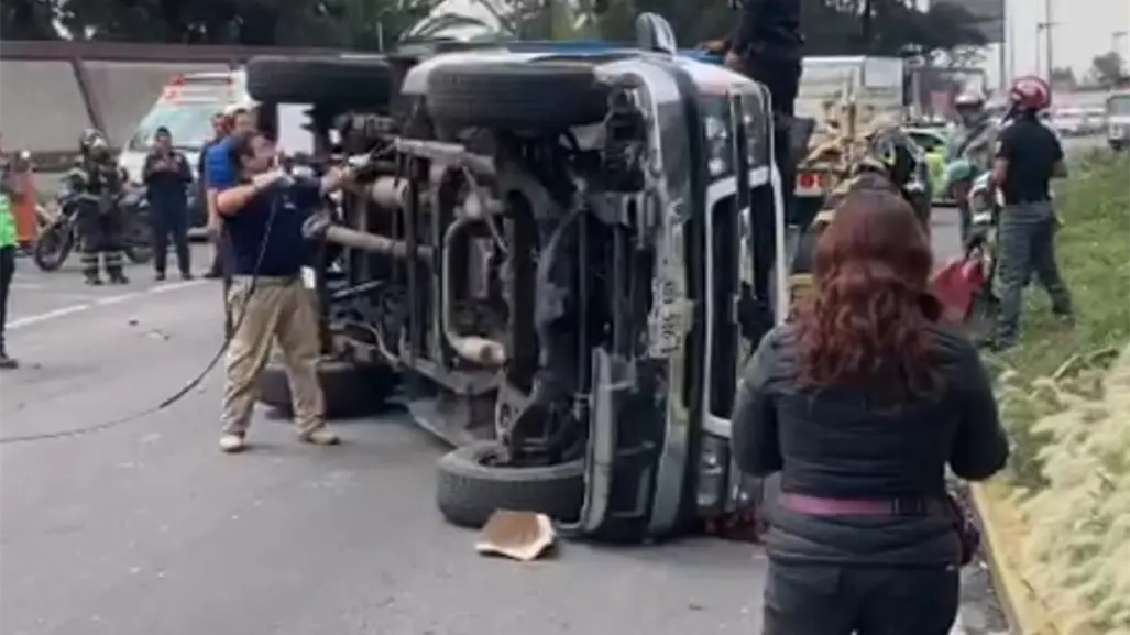 Volcadura de camión con toneladas de verduras afecta tránsito en Gustavo A. Madero