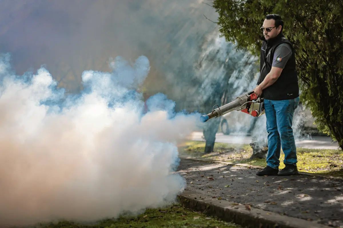El Municipio cuenta con equipo especializado propio para realizar las fumigaciones y eliminar los criaderos del mosquito. Foto: Gobierno de Santiago.