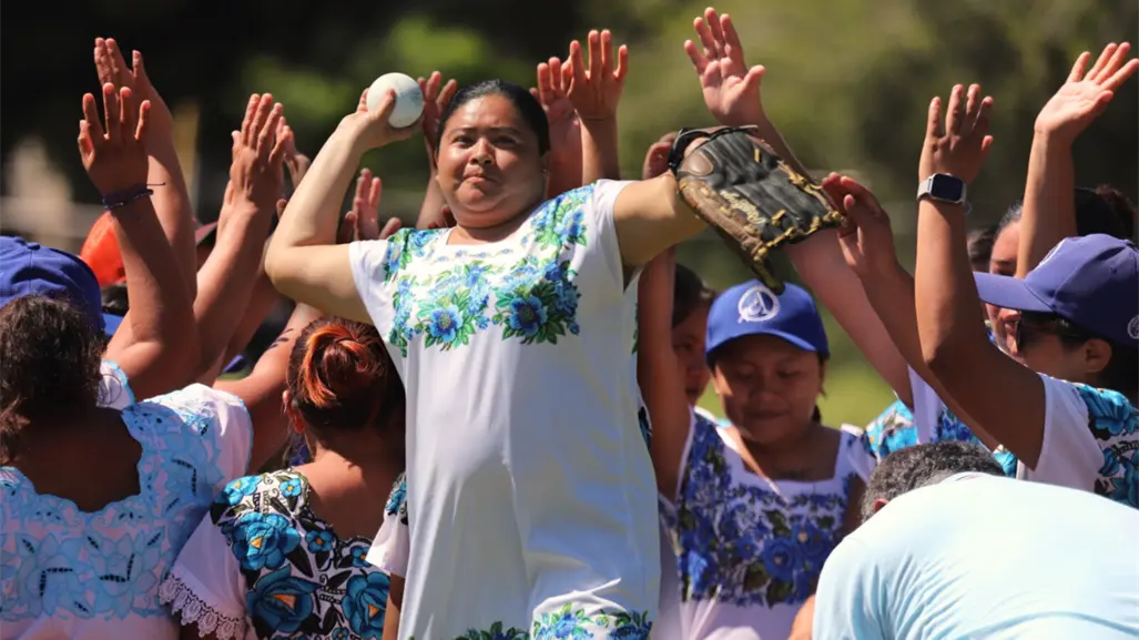 Con hipiles, bates y pelotas, Amazonas de Yaxhunah participan en cuadrangular en Nuevo Léon
