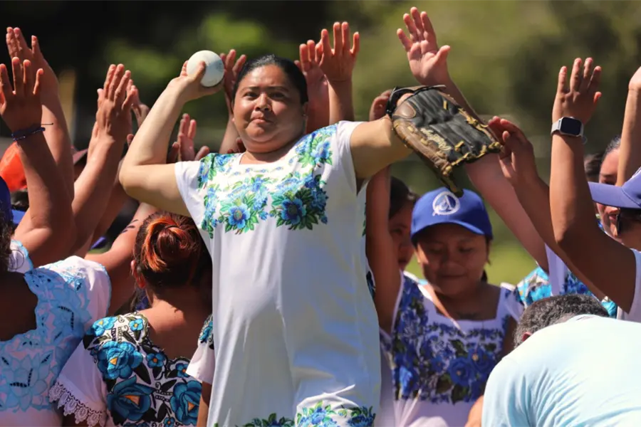 Con hipiles, bates y pelotas, Amazonas de Yaxhunah participan en cuadrangular en Nuevo Léon 