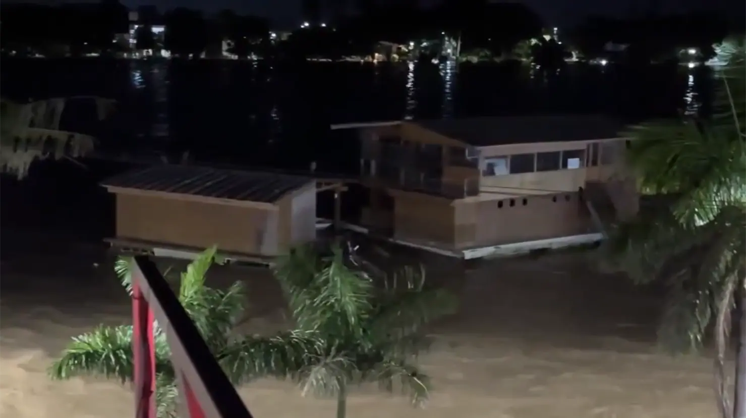 Desbordamiento del río Tuxpan arrasa restaurante y deja 16 muertos en Veracruz. Foto: X (@laopinionpr)