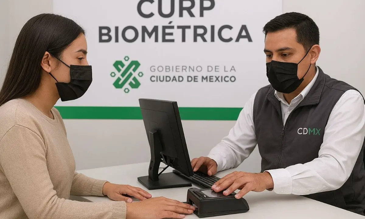 Persona en CDMX realizando el trámite de la CURP Biométrica en CDMX
