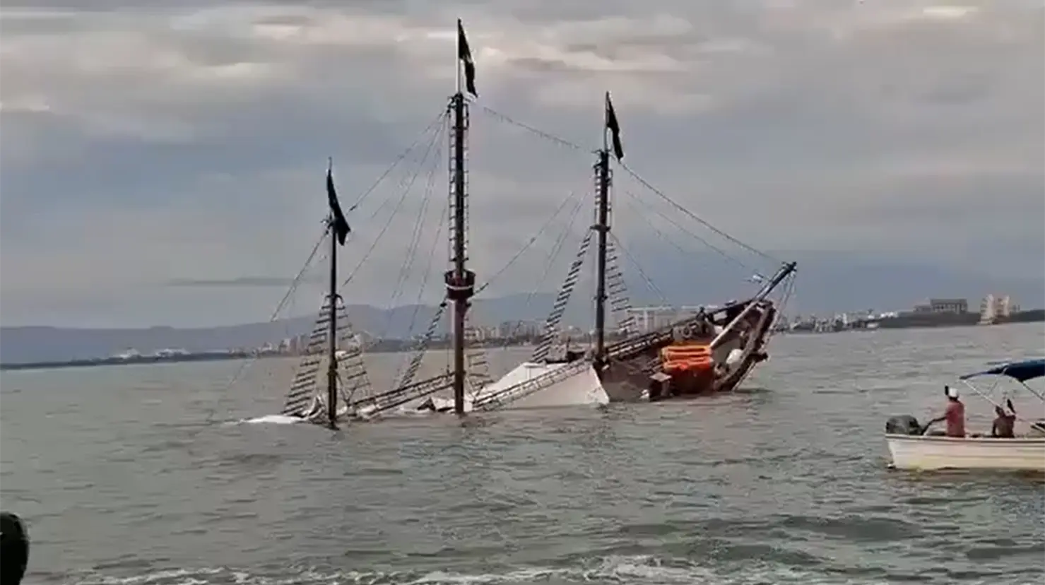 Se hunde el barco turístico Marigalante en Puerto Vallarta. Foto: X (@BeckyReynoso)