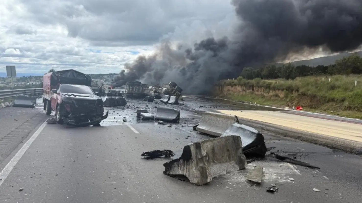 Pipa con diésel explota en la autopista México-Puebla. Foto: X (@janethleontv)