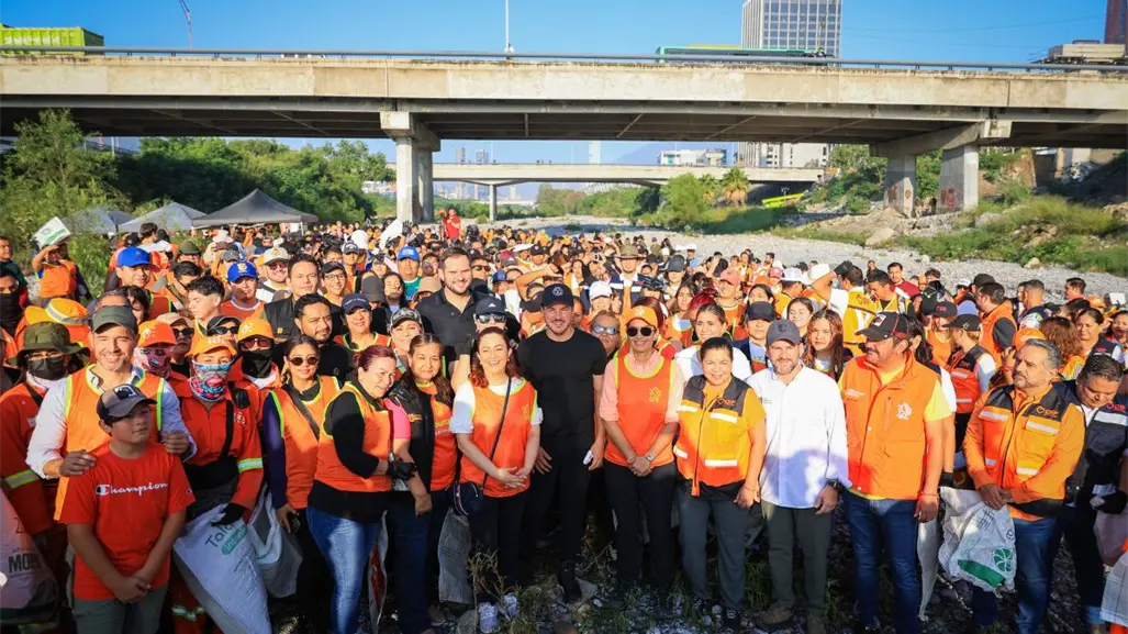 Samuel García encabeza brigada de limpieza en río Santa Catarina