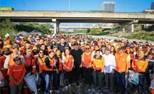 Samuel García encabeza brigada de limpieza en río Santa Catarina