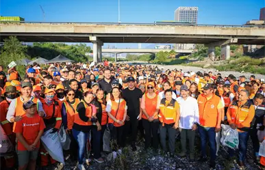 Samuel García encabeza brigada de limpieza en río Santa Catarina