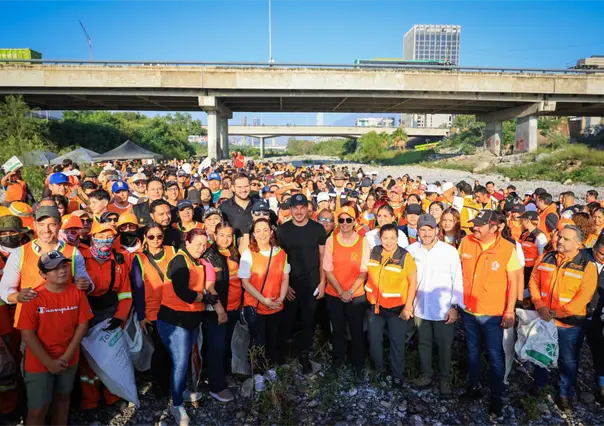 Samuel García encabeza brigada de limpieza en río Santa Catarina