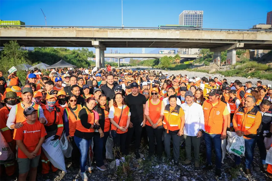 Samuel García encabeza brigada de limpieza en río Santa Catarina