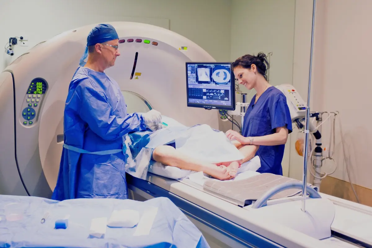 Especialistas en un hospital y un paciente. Foto: Canva