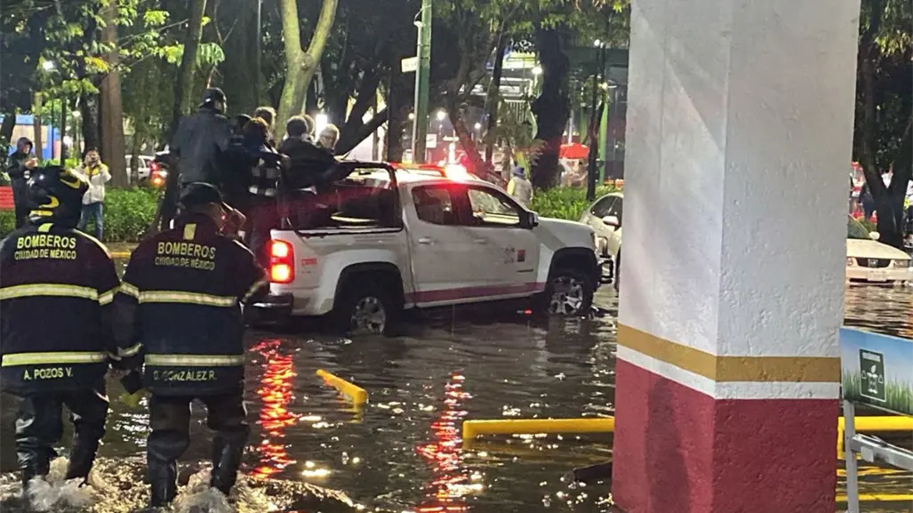 Lluvias en CDMX causan inundaciones, desalojan clínica del ISSSTE  y colapsan vialidades