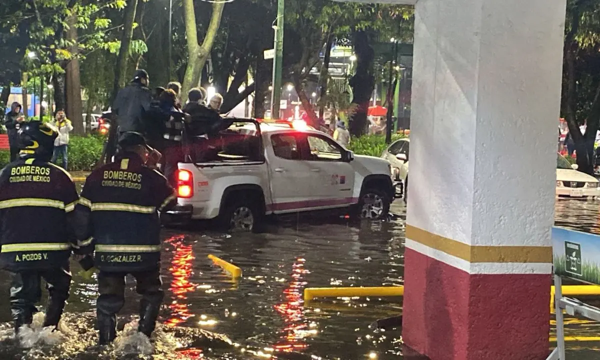 Inundación en la Clínica de Especialidades Churubusco del ISSSTE Foto: X (@SGIRPC_CDMX)