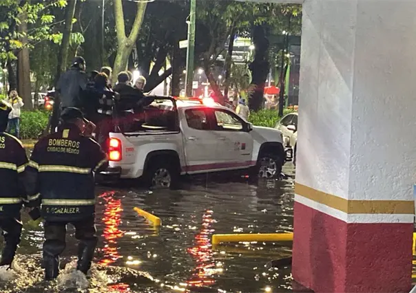 Lluvias en CDMX causan inundaciones, desalojan clínica del ISSSTE  y colapsan vialidades