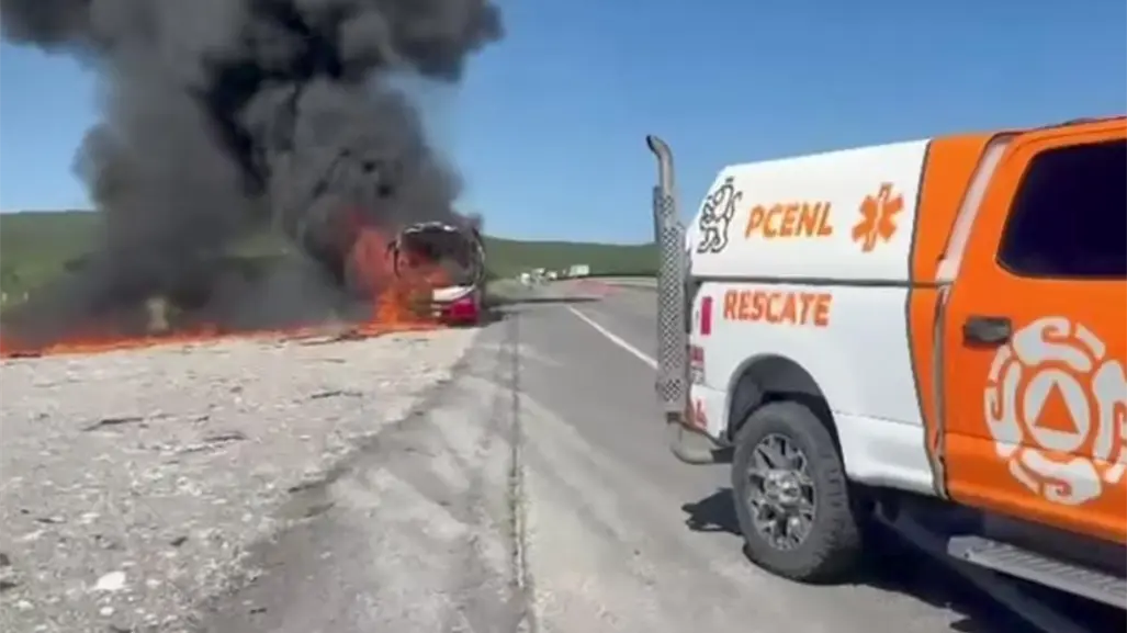 Autobús queda en pérdida total tras incendio en autopista a Laredo
