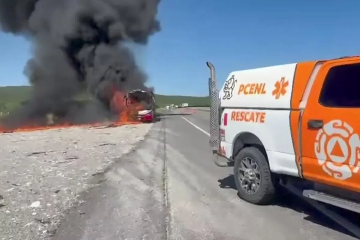 La Unidad de Protección Civil de Nuevo León respondió a un reporte de incendio de autobús. Foto: PCNL