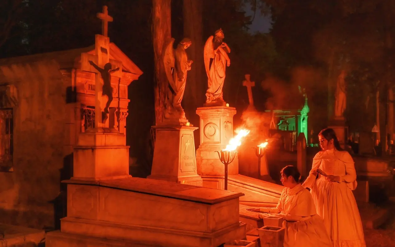 Recorridos nocturnos en el panteón general de Toluca, 2022. Foto: X/ @mvazquez71 (Canva)