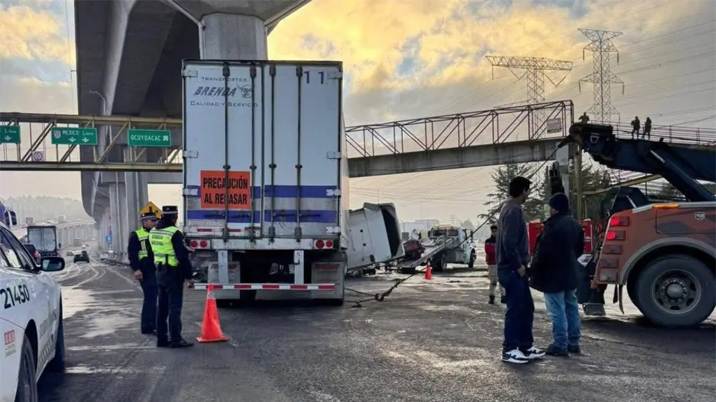 Tráiler se impacta contra base del Tren Interurbano en la autopista México-Toluca