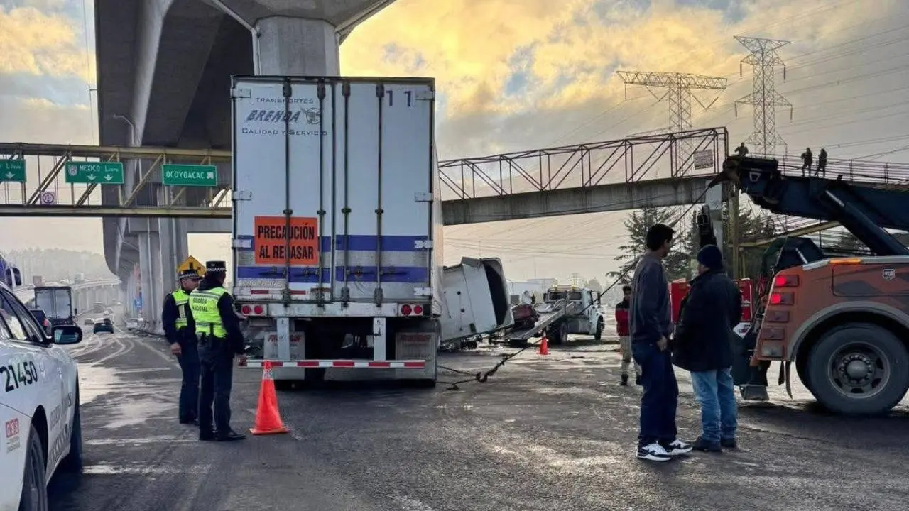 Tráiler se impacta contra base del Tren Interurbano en la autopista México-Toluca. Foto: insignia mx