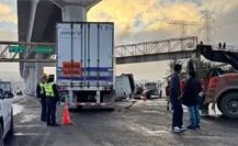 Tráiler se impacta contra base del Tren Interurbano en la autopista México-Toluca