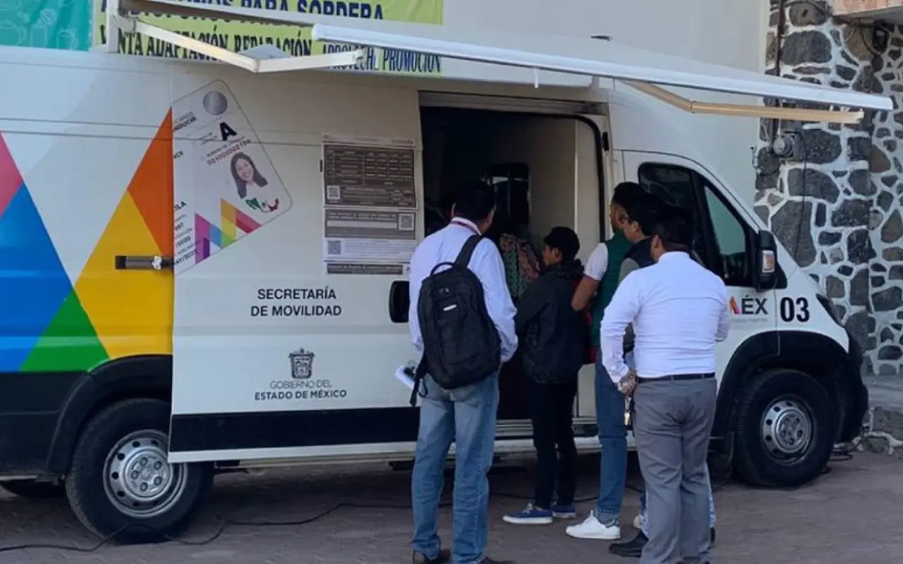 Unidad Móvil de licencias en Tecámac. Foto: FB/ Tecámac, Ayuntamiento del Bicentenario 2025-2027 (Canva)