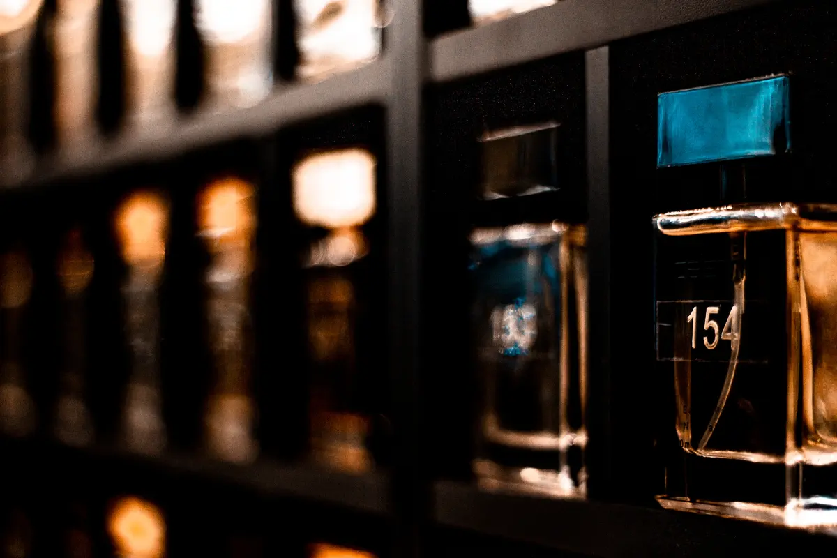 En este año, los nuevos perfumes para hombre ofrecen opciones ideales para cada evento, sin perder nunca el estilo. Foto: Canva