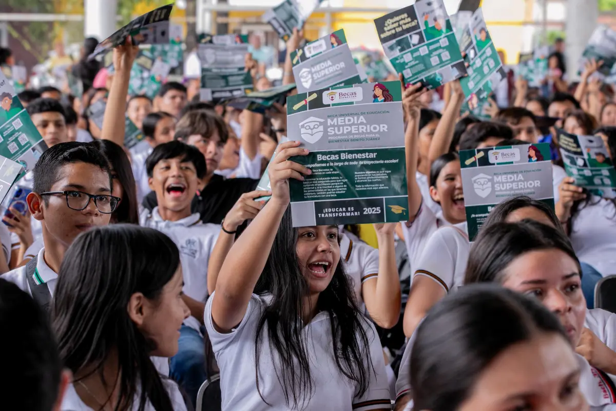 Las inscripciones para la Beca Benito Juárez 2025 están abiertas y buscan beneficiar a los estudiantes de preparatoria. Foto: Canva