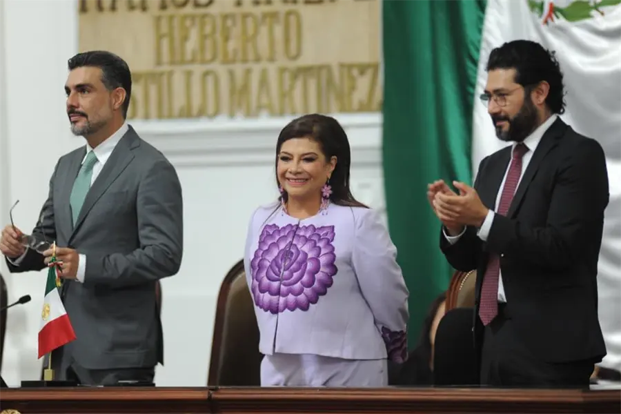 Clara Brugada usa todes en su Primer Informe CDMX; primera política mexicana que lo hace en público