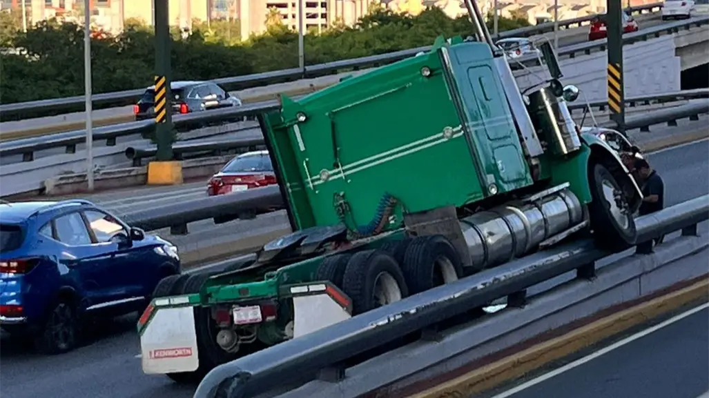 Tráiler queda sobre camellón en la Avenida Morones Prieto en Monterrey