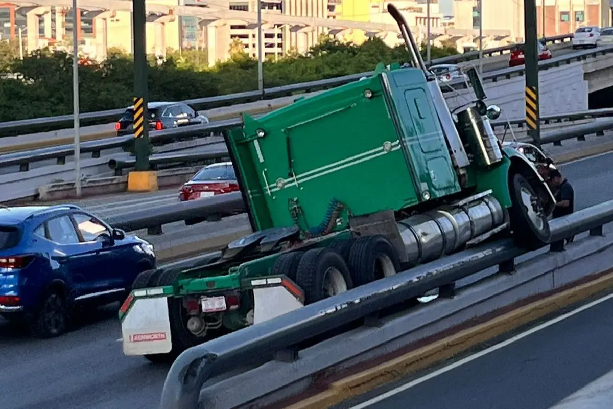 La cabina de un tráiler quedó sobre un camellón y a punto de volcar. Foto: Cortesía