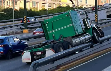 Tráiler queda sobre camellón en la Avenida Morones Prieto en Monterrey