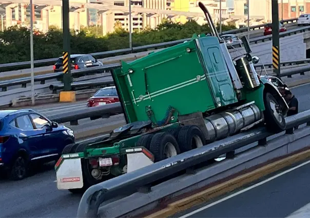 Tráiler queda sobre camellón en la Avenida Morones Prieto en Monterrey