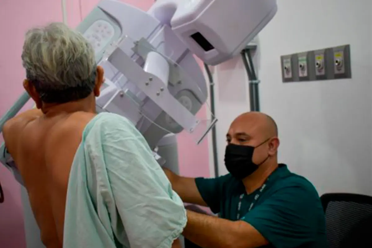 Para prevenir y detectar a tiempo el cáncer de mama, la UMF No. 6 en San José del Cabo invita a las mujeres a practicarse mastografías. Fotos: IMSS Bienestar.