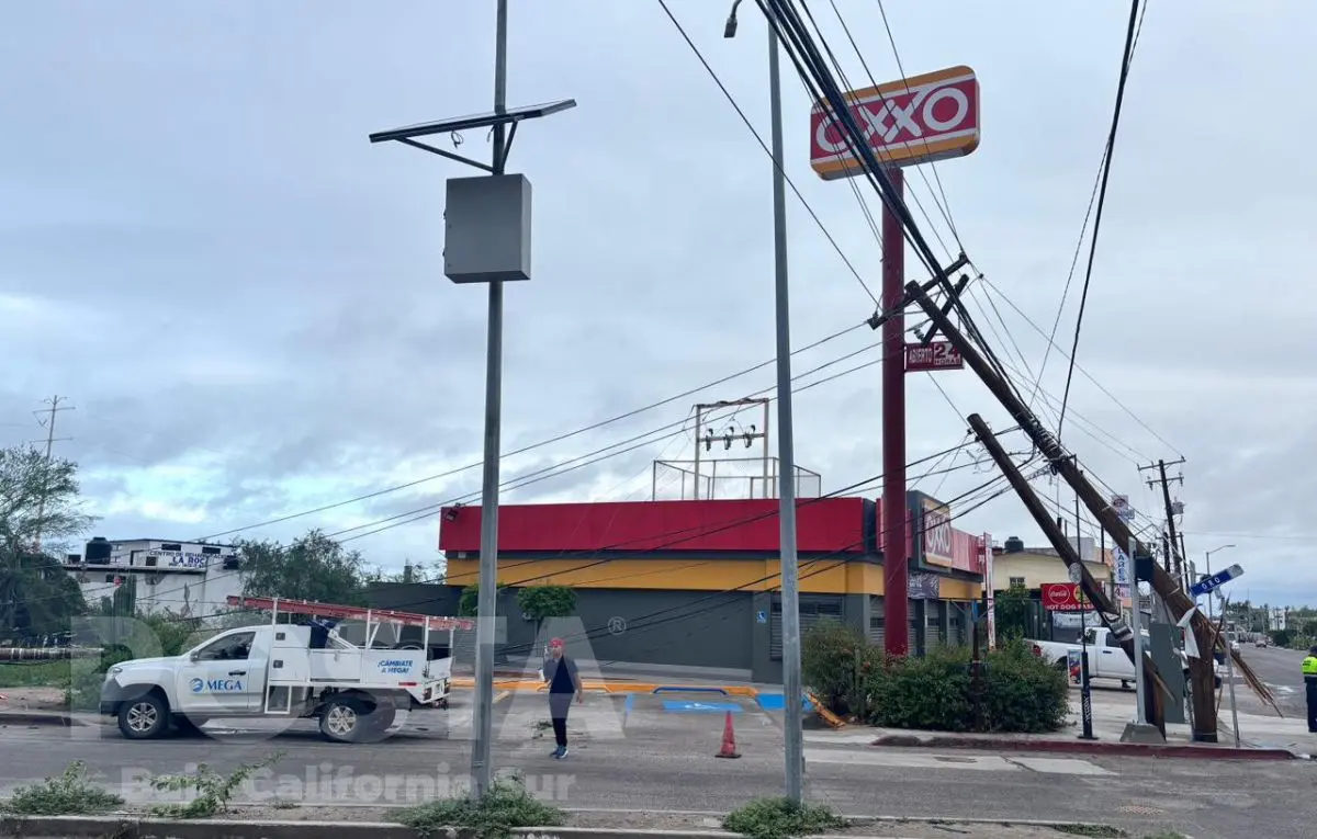 Además del corte de electricidad, el accidente generó bloqueos viales mientras se realizaban los trabajos de reparación. Foto: Diego Verdugo / POSTA Baja California Sur